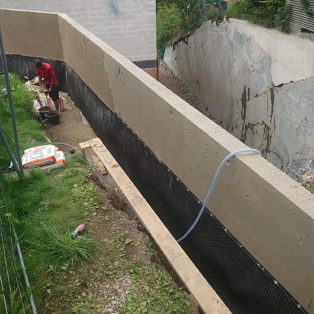 Byggnadsarbete vid betongvägg