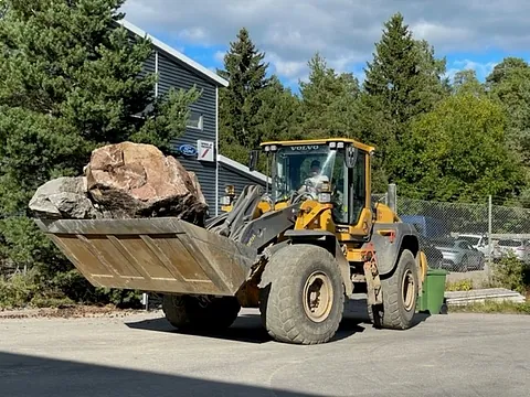 Grävmaskin arbetar på väg