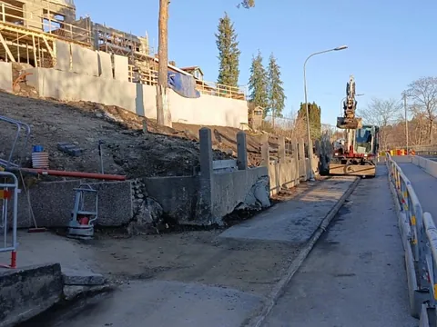 Avfallskärl och trästrukturer
