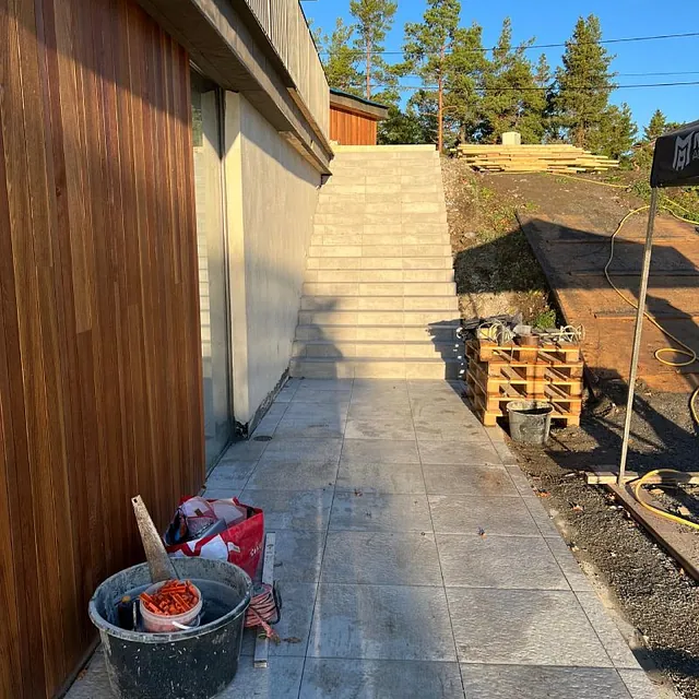 Trappa med stenläggning i solen